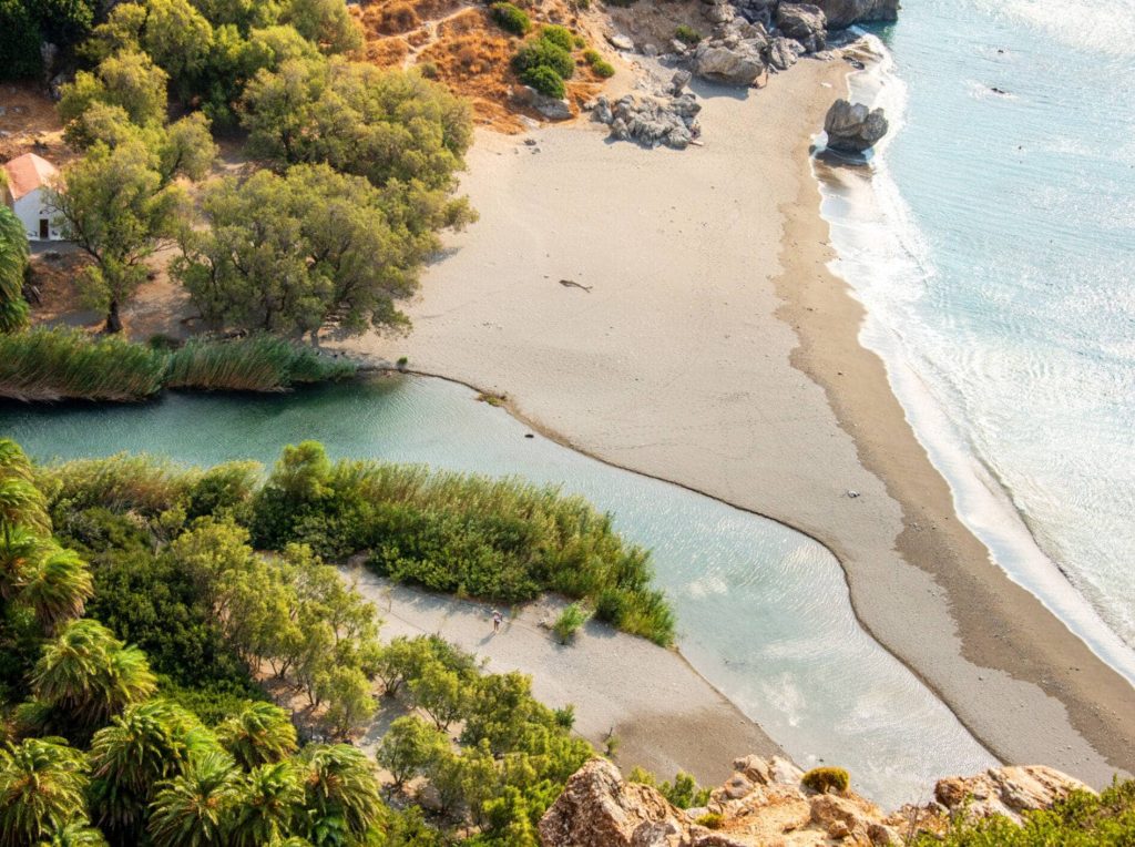 Relaxen op de Bounty Strand Kreta: waar de natuur je adem beneemt