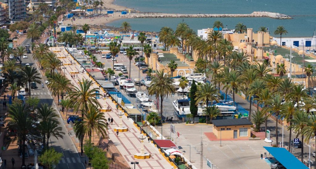 De levendige haven van Fuengirola, vol met kleurrijke boten