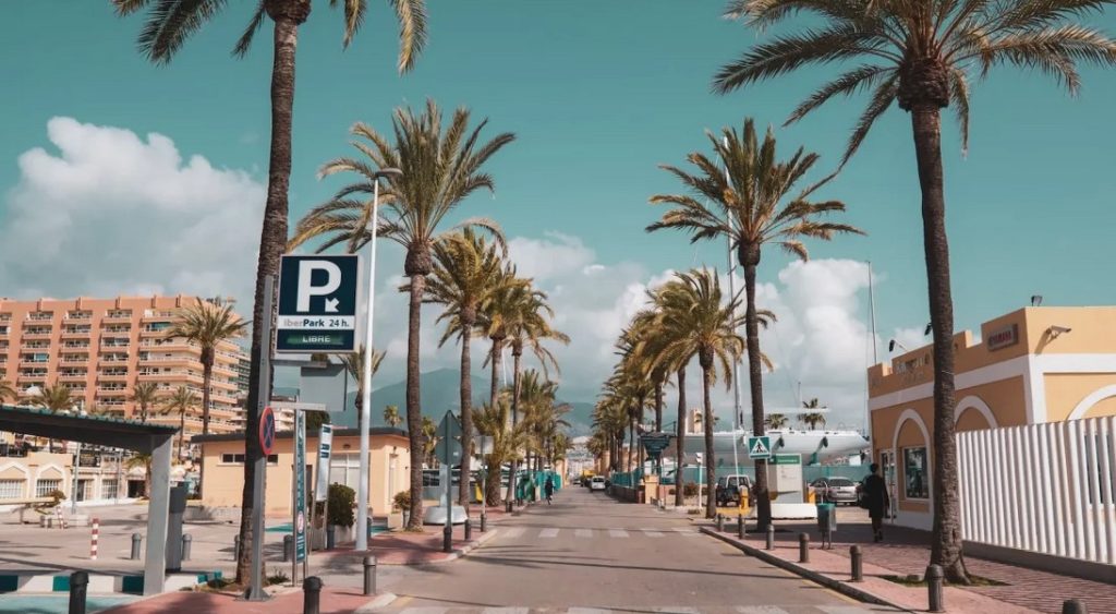 Wandelaars genieten van de promenade langs het strand van Fuengirola