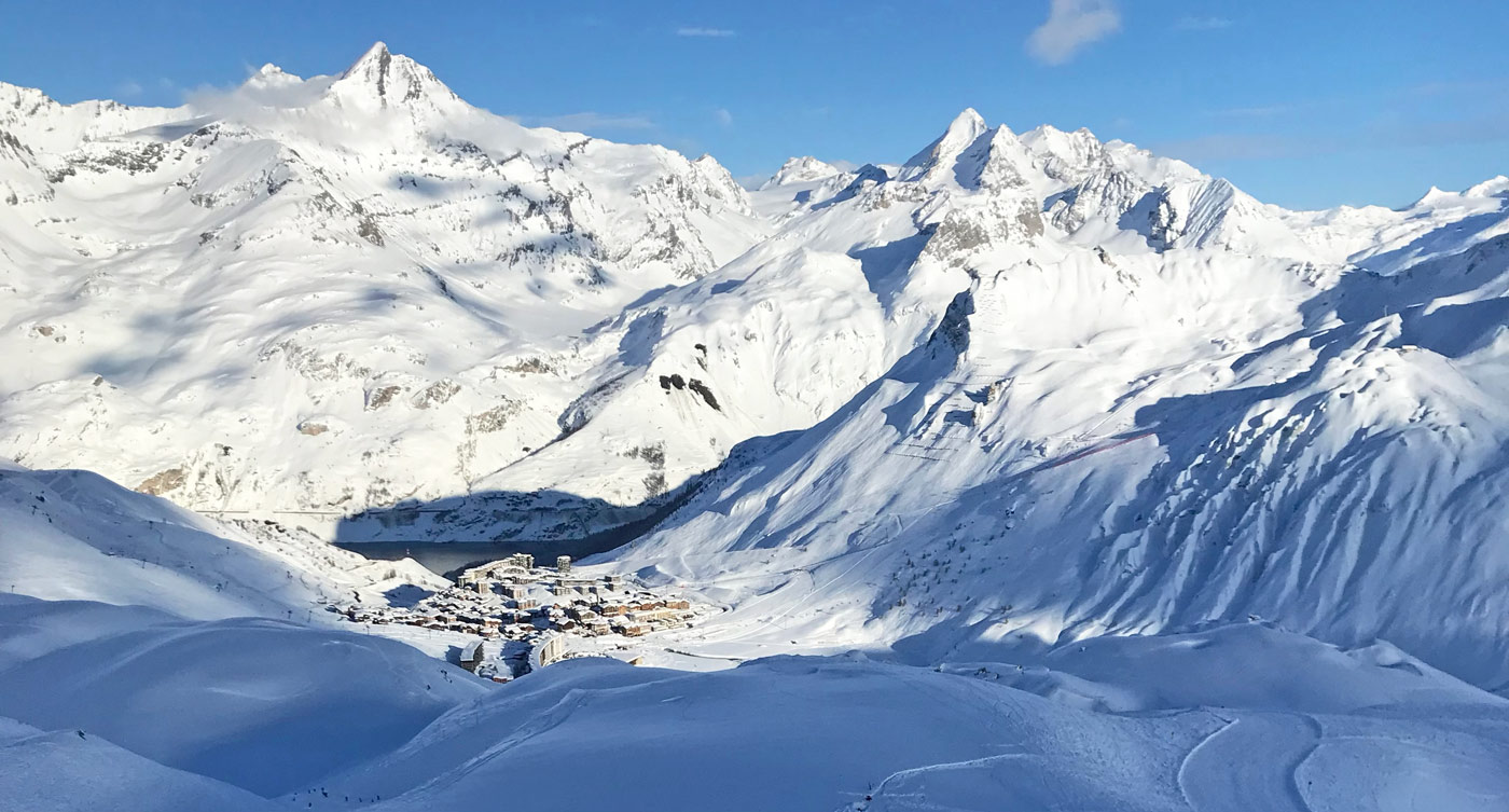 Skigebieden in de Franse Alpen met besneeuwde bergen