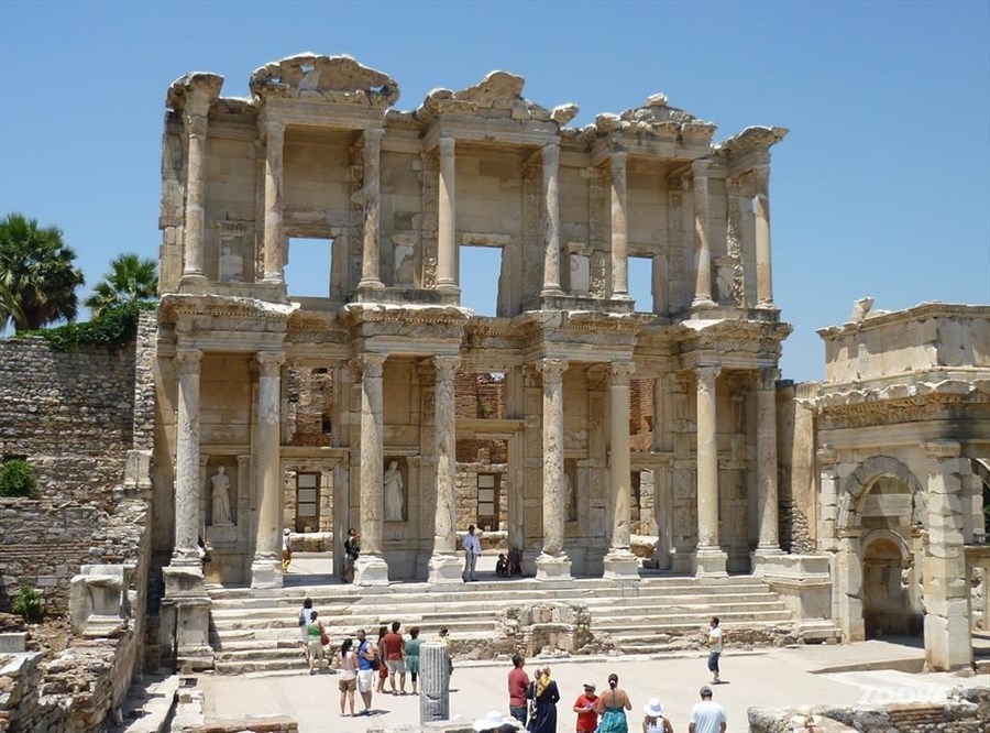 Gezellige straatjes van Antalya met traditionele huizen