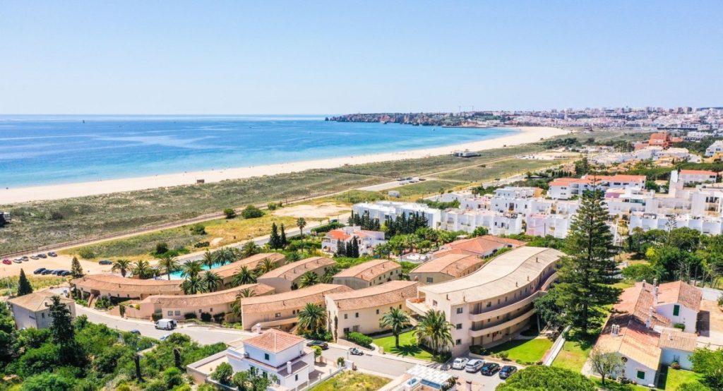 Surfles aan de kust van een badplaats Portugal