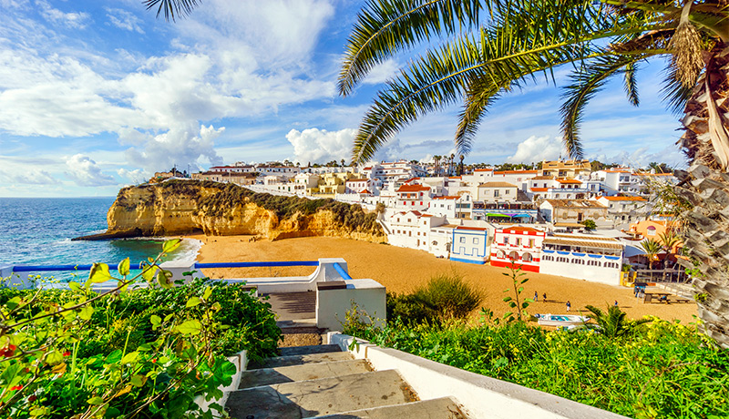 Familie geniet van zandstrand in badplaats Portugal