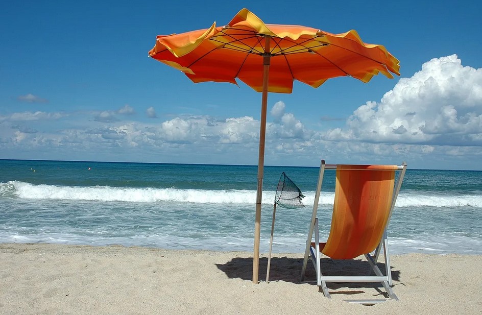 Nederlanders genieten van zonnige stranden in Spanje tijdens hun zomervakantie